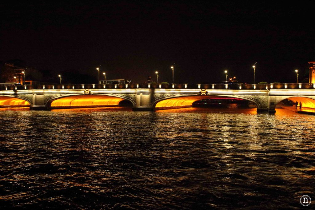 Puente iluminado.