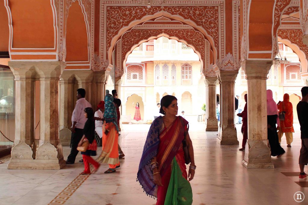 mujer en el palacio del jaipur