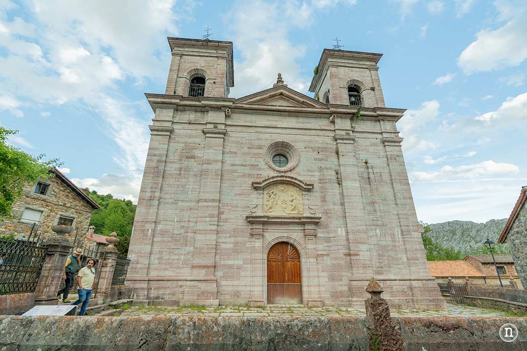 Lois, el espectacular pueblo y catedral de la montaña leonesa
