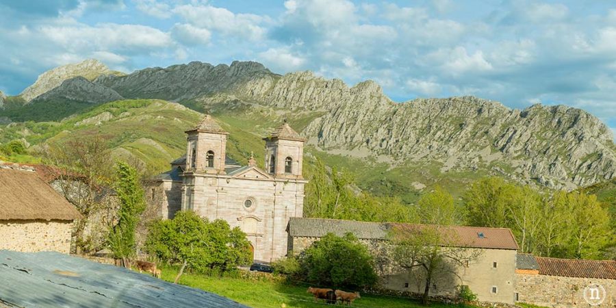 Lois, el espectacular pueblo y catedral de la montaña leonesa