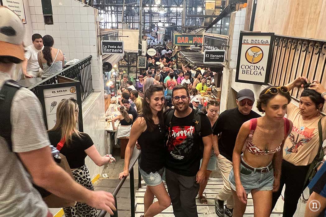 Parrilla en San Telmo
Llevados por el ritmo y el ambiente de la Feria de San Telmo, entramos en un lugar con parrilla argentina y música en vivo. La suerte ha querido que algunos músicos que estaban en la feria se hayan unido a la fiesta. Así que no lo olvides, si estás un domingo por Buenos Aires, este lugar es imprescindible.