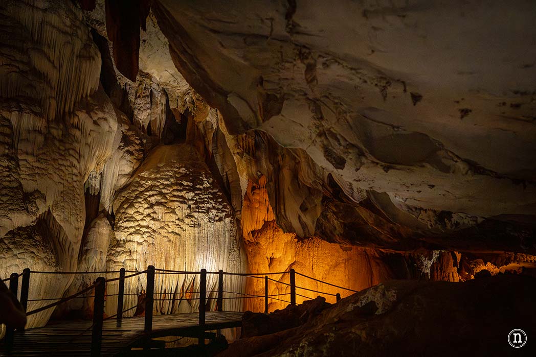 Deer & Lang Cave y éxodo de murciélagos en el P. N. de Mulu
