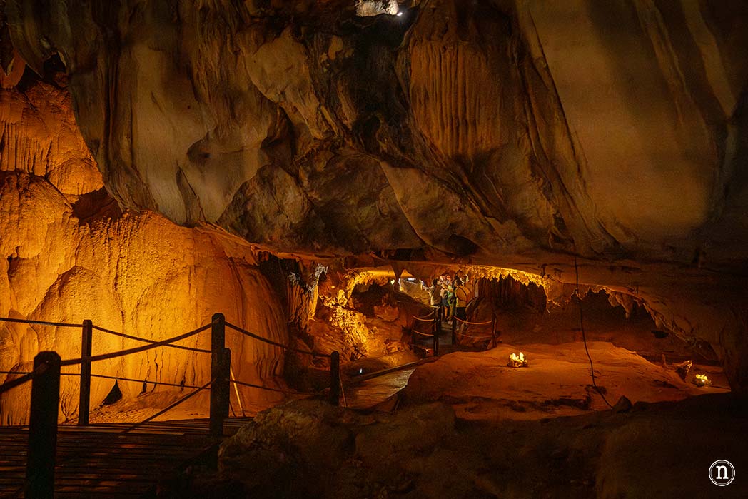 Deer & Lang Cave y éxodo de murciélagos en el P. N. de Mulu