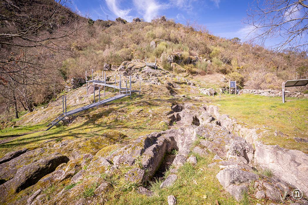 Pasarelas del río Mao y necrópolis de San Vítor en la Ribeira Sacra