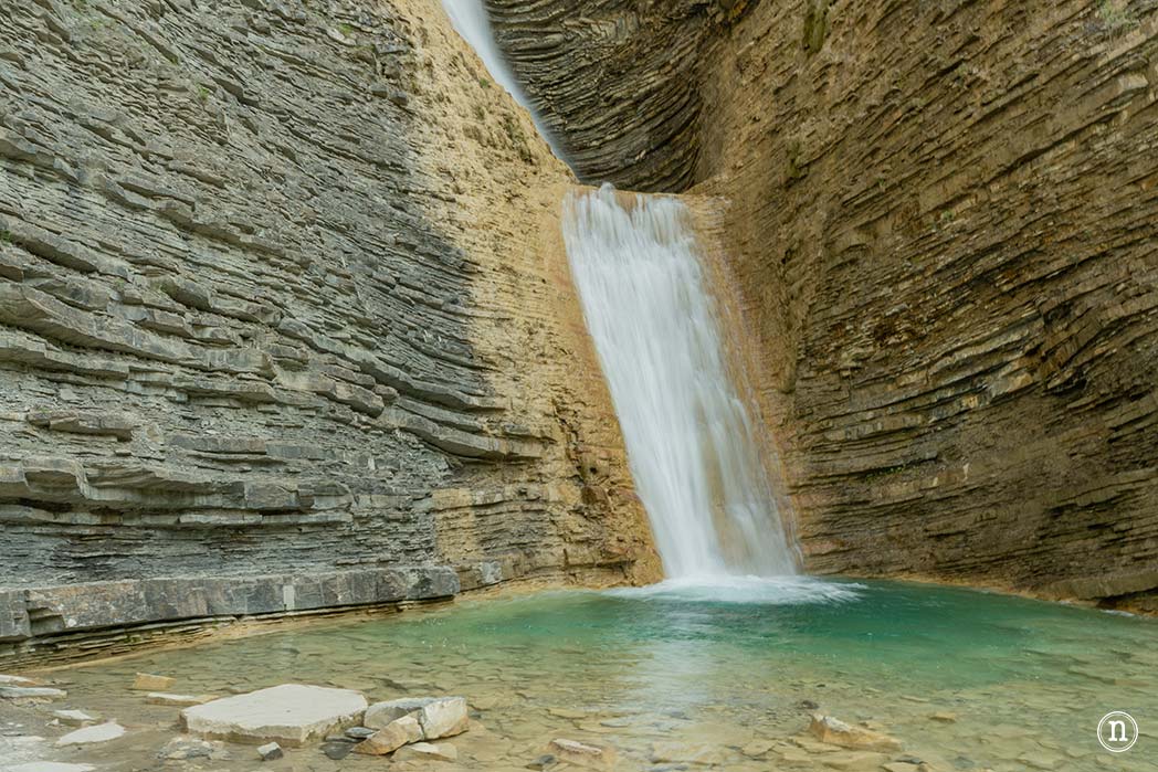Cascada de Orós Bajo en el corazón del Valle de Tena, Huesca
