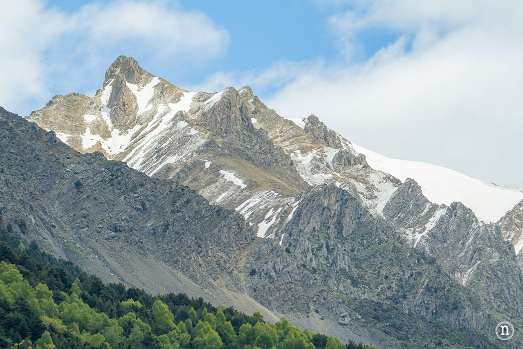 Cascada de Orós Bajo en el corazón del Valle de Tena, Huesca