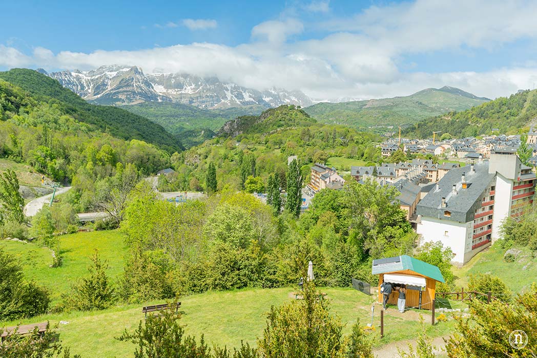 Pasarelas de Panticosa, Huesca caminando sobre el río Caldarés