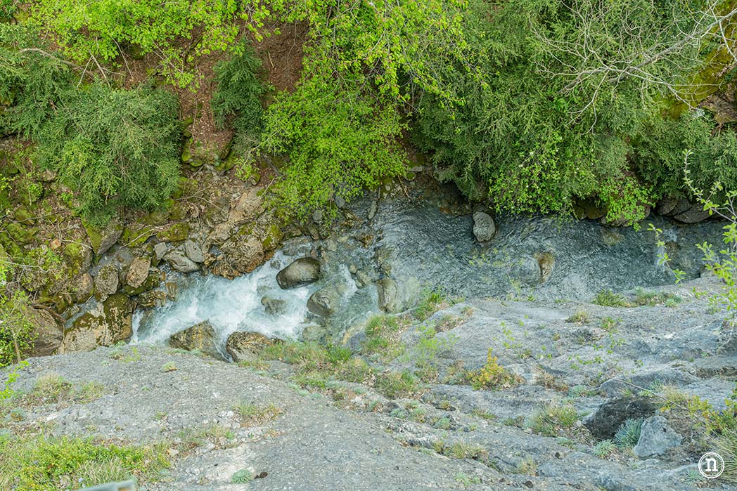 Pasarelas de Panticosa, Huesca caminando sobre el río Caldarés