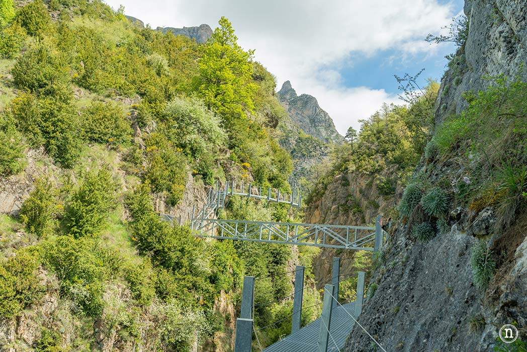 Pasarelas de Panticosa, Huesca caminando sobre el río Caldarés