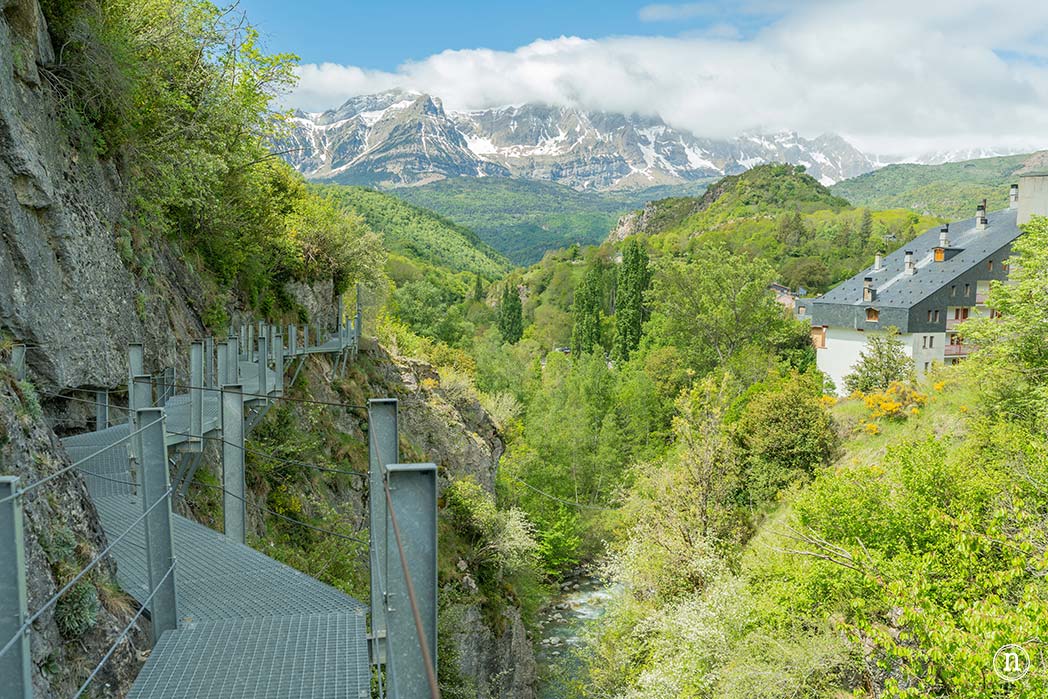 Pasarelas de Panticosa, Huesca caminando sobre el río Caldarés