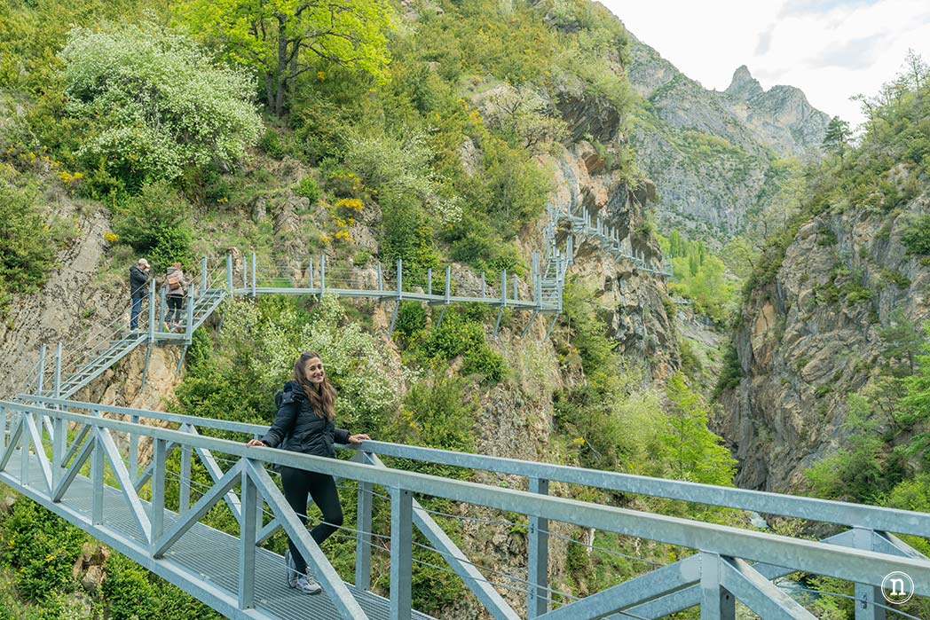 Pasarelas de Panticosa, Huesca caminando sobre el río Caldarés
