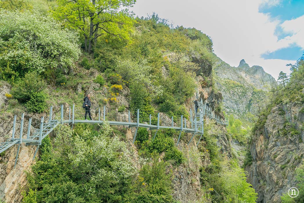 Pasarelas de Panticosa, Huesca caminando sobre el río Caldarés