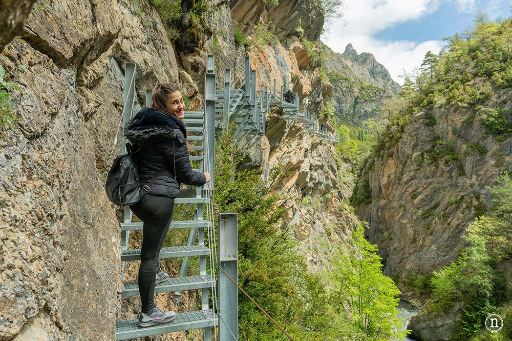 Pasarelas de Panticosa, Huesca caminando sobre el río Caldarés