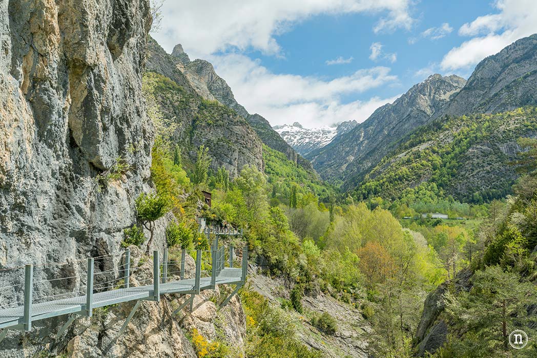 Pasarelas de Panticosa, Huesca caminando sobre el río Caldarés