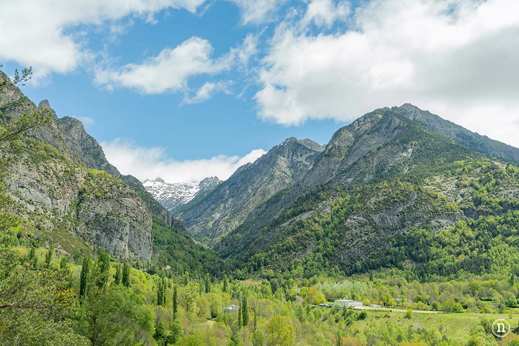 Pasarelas de Panticosa, Huesca caminando sobre el río Caldarés