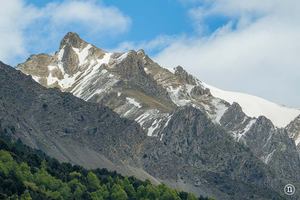 Pasarelas de Panticosa, Huesca caminando sobre el río Caldarés
