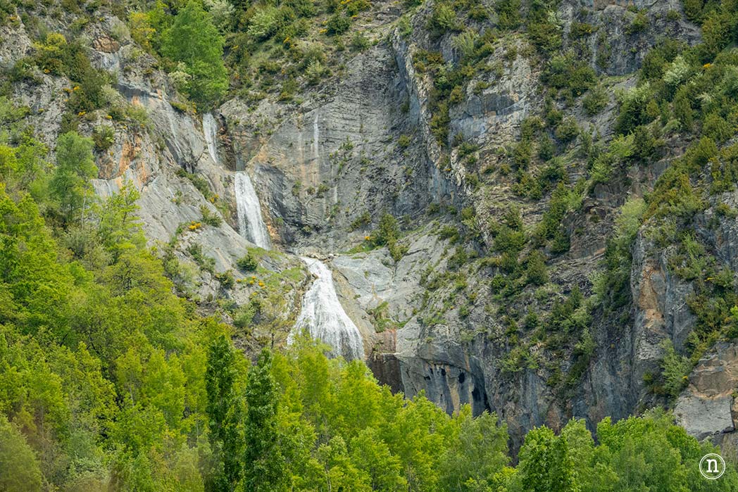 Pasarelas de Panticosa, Huesca caminando sobre el río Caldarés