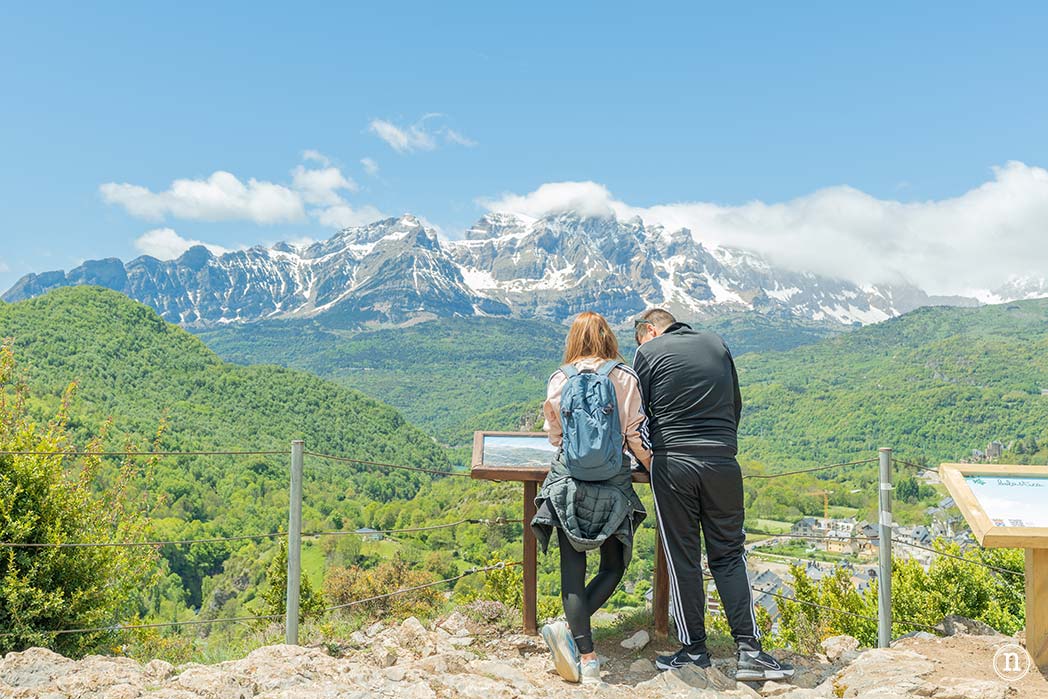 Pasarelas de Panticosa, Huesca caminando sobre el río Caldarés