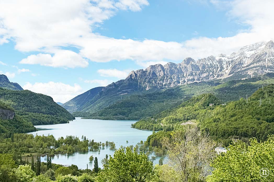 Embalse de Búbal  Pasarelas de Panticosa, Huesca caminando sobre el río Caldarés