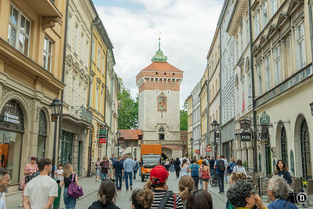 La Basílica de Santa María es uno de los monumentos más emblemáticos de Cracovia y una visita imprescindible en la Plaza del Mercado. Construida entre los siglos XIII y XIV sobre los restos de un templo anterior, destaca por su impresionante arquitectura gótica y por sus dos torres de diferente altura, una de las imágenes más reconocibles de la ciudad. En su interior alberga el espectacular retablo mayor tallado por Veit Stoss, considerado una de las obras maestras del arte gótico europeo. Cada hora, desde la torre más alta, un trompetista interpreta el Hejnał Mariacki, una melodía que se interrumpe bruscamente en recuerdo del centinela que, según la tradición, fue alcanzado por una flecha mientras alertaba a los ciudadanos de una invasión mongola en el siglo XIII. Esta emotiva costumbre, mantenida desde hace siglos, convierte a la basílica en un símbolo de la historia, la cultura y la identidad de Cracovia.