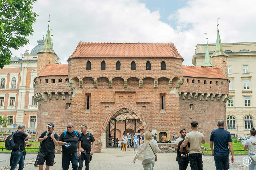 La Basílica de Santa María es uno de los monumentos más emblemáticos de Cracovia y una visita imprescindible en la Plaza del Mercado. Construida entre los siglos XIII y XIV sobre los restos de un templo anterior, destaca por su impresionante arquitectura gótica y por sus dos torres de diferente altura, una de las imágenes más reconocibles de la ciudad. En su interior alberga el espectacular retablo mayor tallado por Veit Stoss, considerado una de las obras maestras del arte gótico europeo. Cada hora, desde la torre más alta, un trompetista interpreta el Hejnał Mariacki, una melodía que se interrumpe bruscamente en recuerdo del centinela que, según la tradición, fue alcanzado por una flecha mientras alertaba a los ciudadanos de una invasión mongola en el siglo XIII. Esta emotiva costumbre, mantenida desde hace siglos, convierte a la basílica en un símbolo de la historia, la cultura y la identidad de Cracovia.